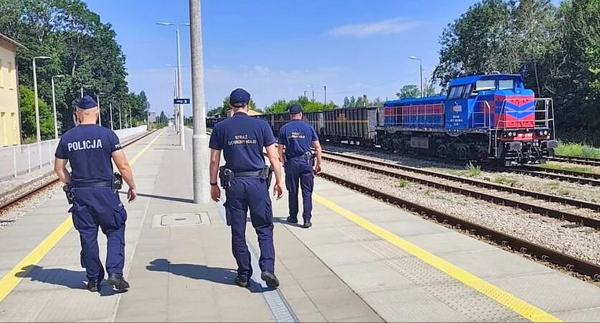KOŃSKIE. Aktywna Tarcza - Active Shield. Wspólne działania policjantów i strażników kolejowych