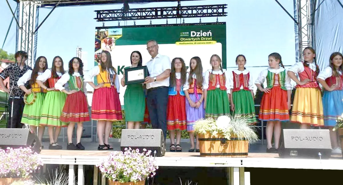 Zespół Królewiaczki z okolicznościową nagrodą na Dniu Otwartych Drzwi ŚODR w Modliszewicach
