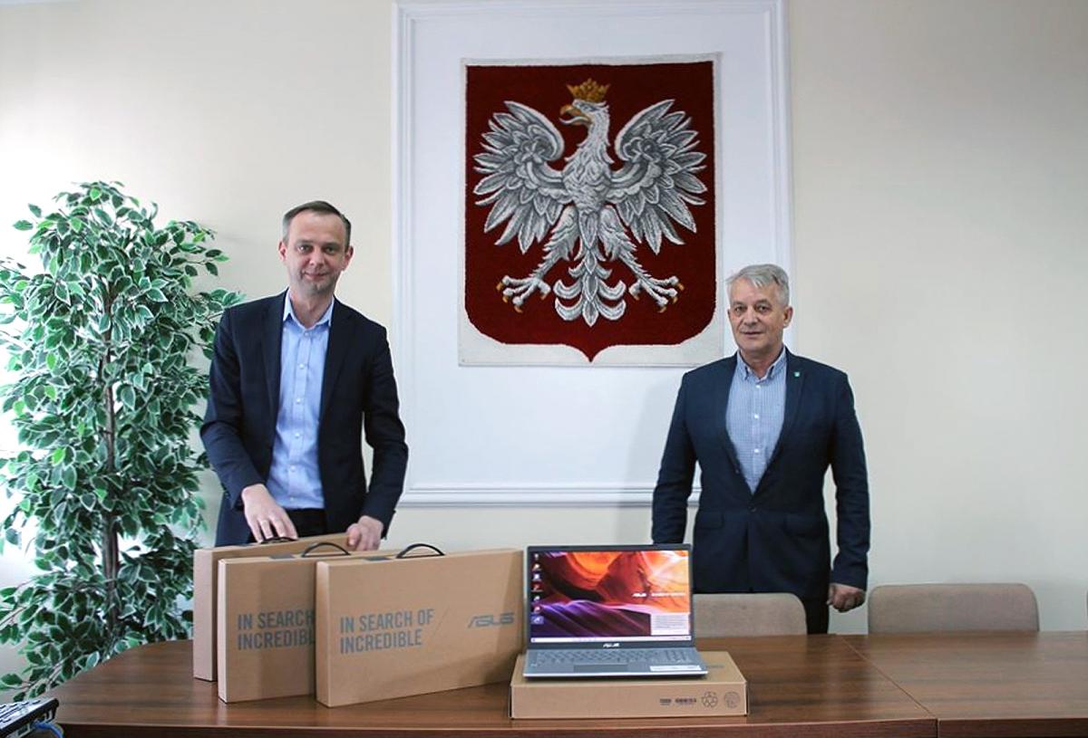 Laptopy do nauki zdalnej także dla uczniów w gminie Smyków