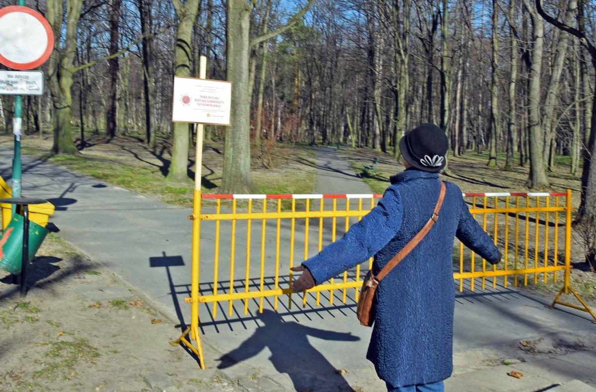 Park zamknięty napisem i płotkiem. Zakaz, to zakaz!