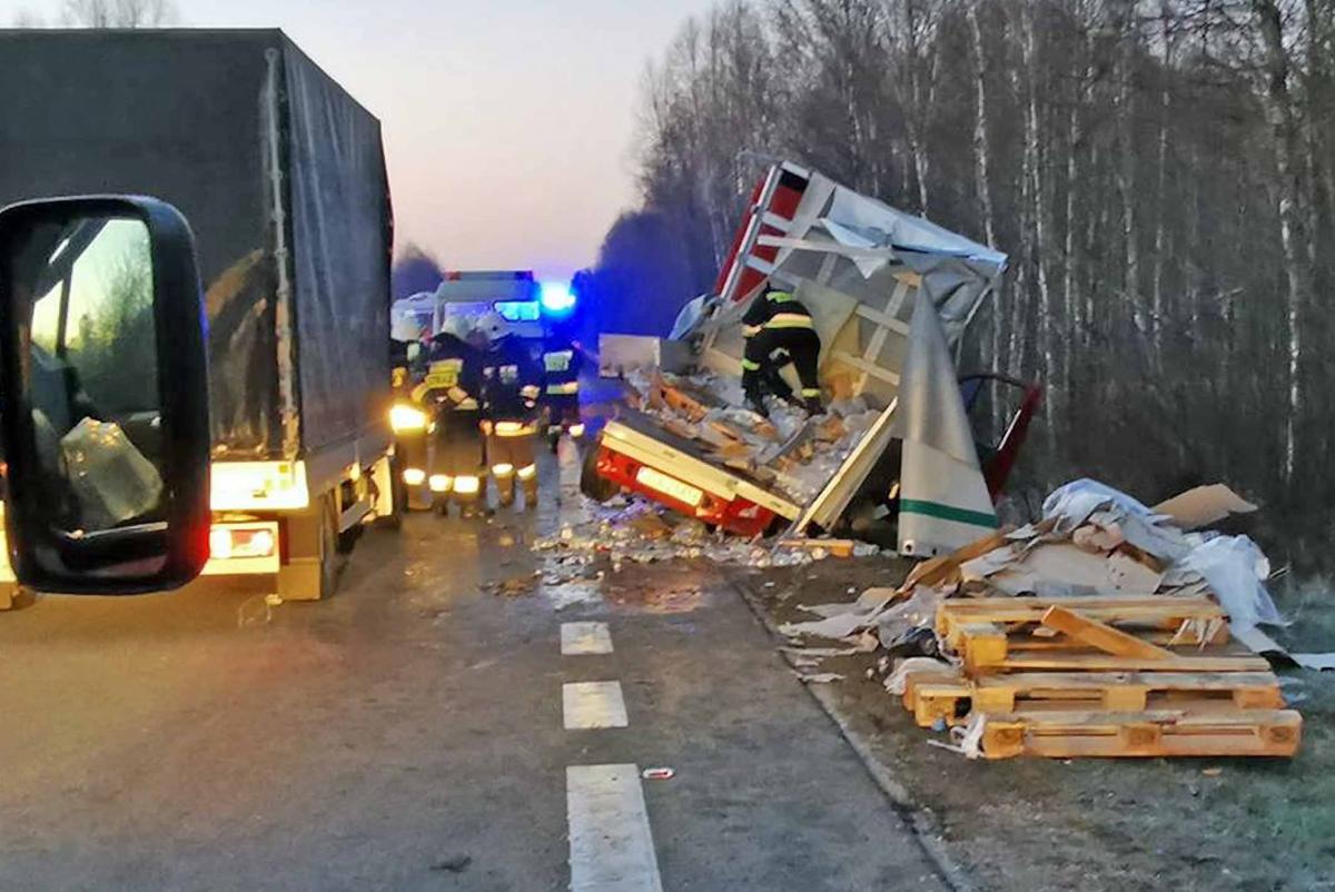 Płyn dezynfekcyjny w rowie. Ciężarowy volvo uderzył w dostawczaka [ZDJĘCIA]