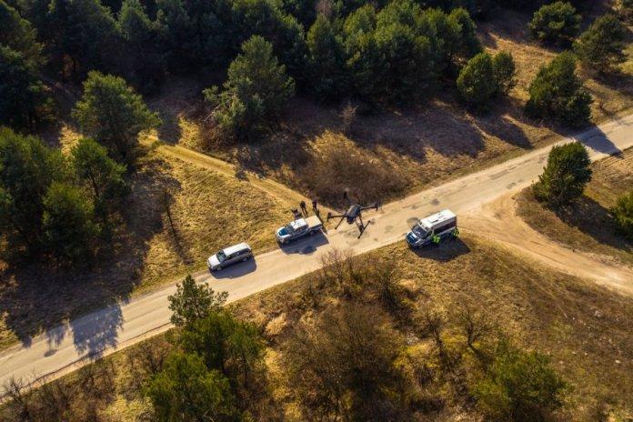 Kontrolowali mieszkańców z lądu i powietrza. Policyjny dron latał nad głowami