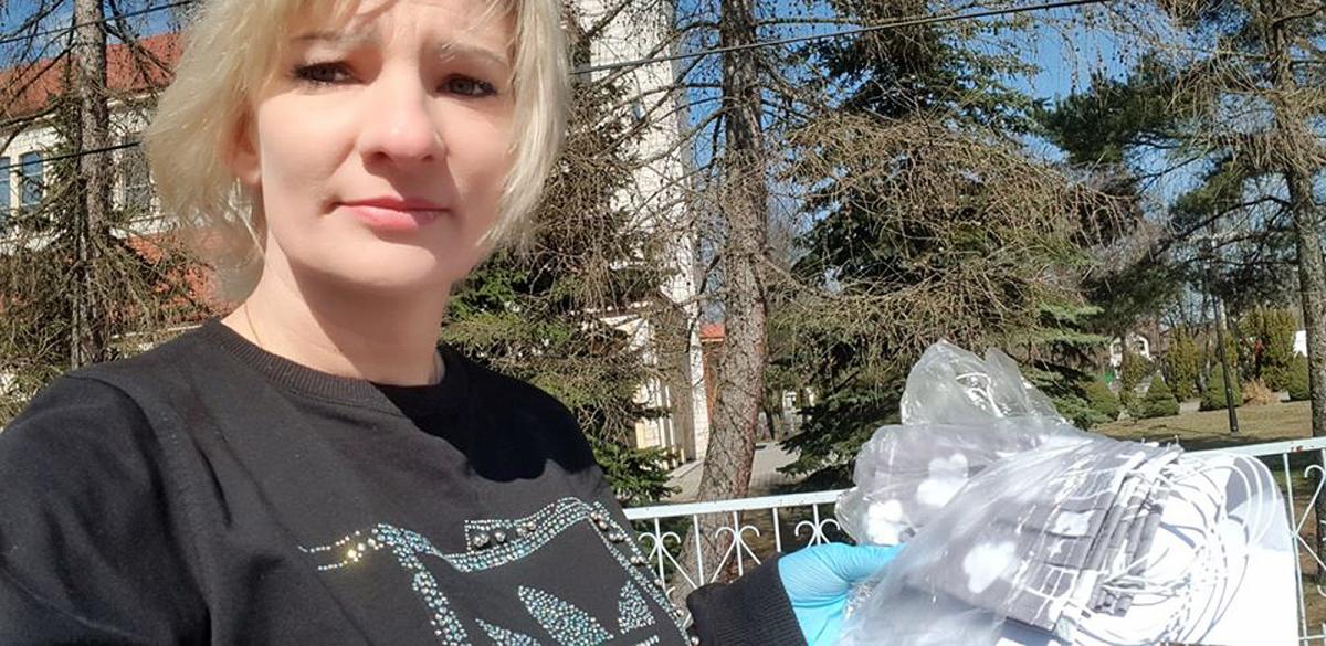 Burmistrz Stąporkowa Dorota Łukomska rozdawała maseczki