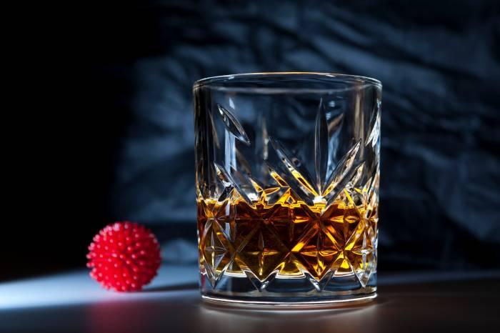 Uwaga! W izolacji coraz częściej sięgamy po alkohol