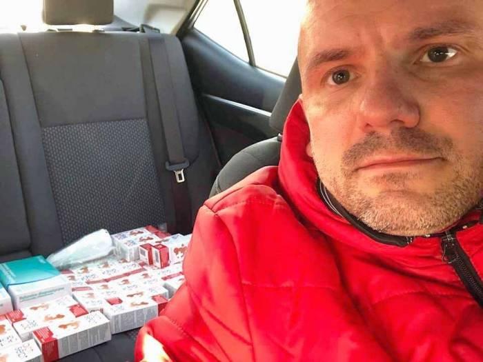 Poseł Mariusz Gosek przekazał policjantom żele dezynfekujące i rękawiczki