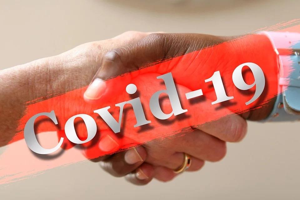 Szyją maseczki ochronne i dowożą żywność swoim mieszkańcom