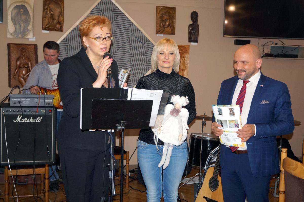 Kobieta i mężczyzna według wystawy w Stąporkowie