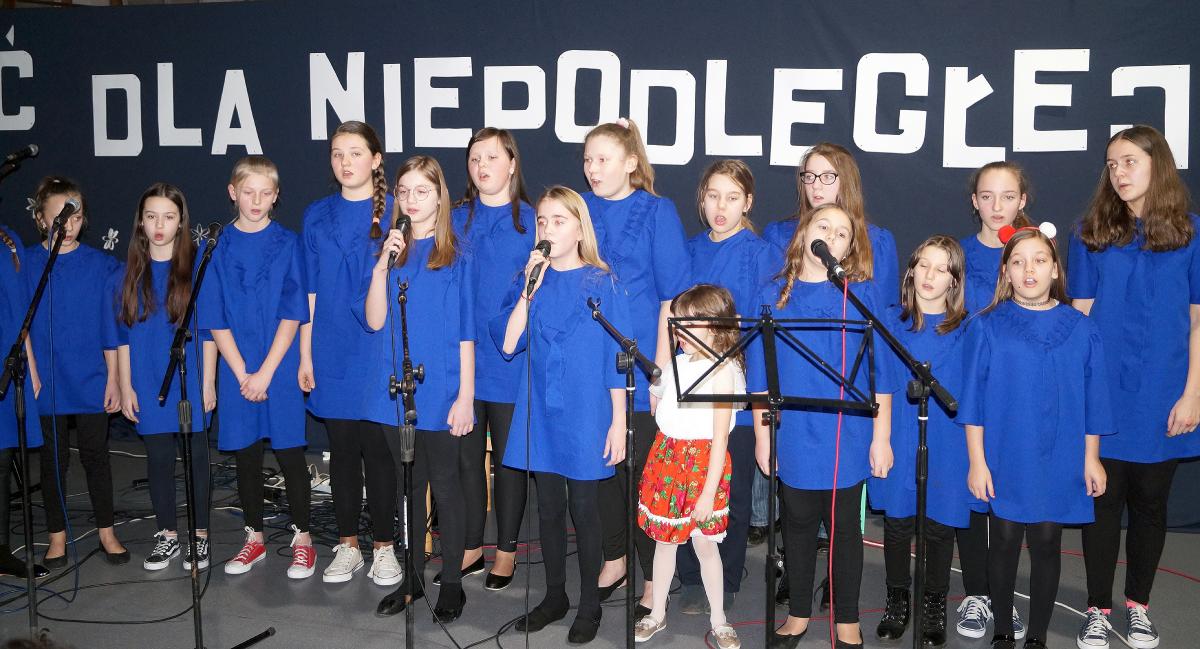 W Niekłaniu pieśnią oddali hołd Żołnierzom Niepodległej [zdjęcia]