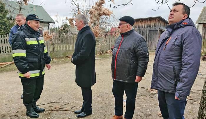 Wojewoda odwiedził poszkodowanych przez wichurę