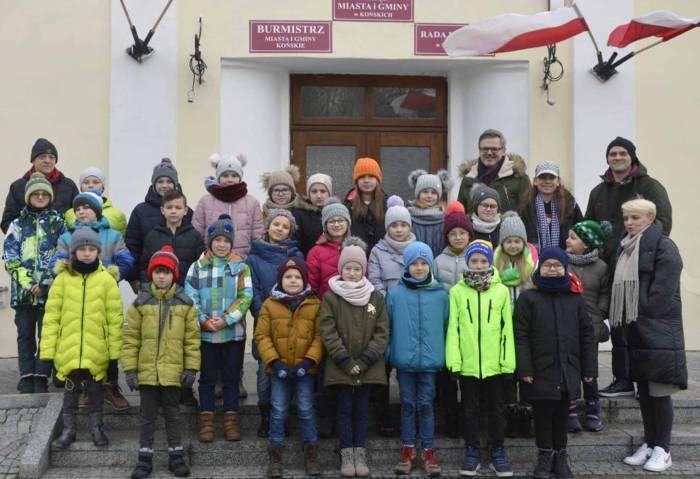 Wakacyjna wycieczka dzieci do koneckich urzędów