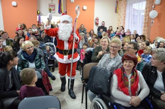 Dzieci wystąpiły dla mieszkańców. Przyszedł Mikołaj