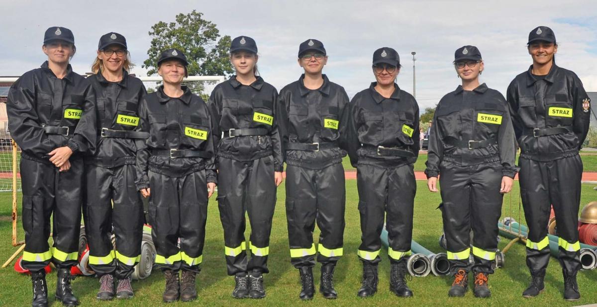 Druhny OSP z Fałkowa pozują do fotografii. Będzie kalendarz na 2020 rok