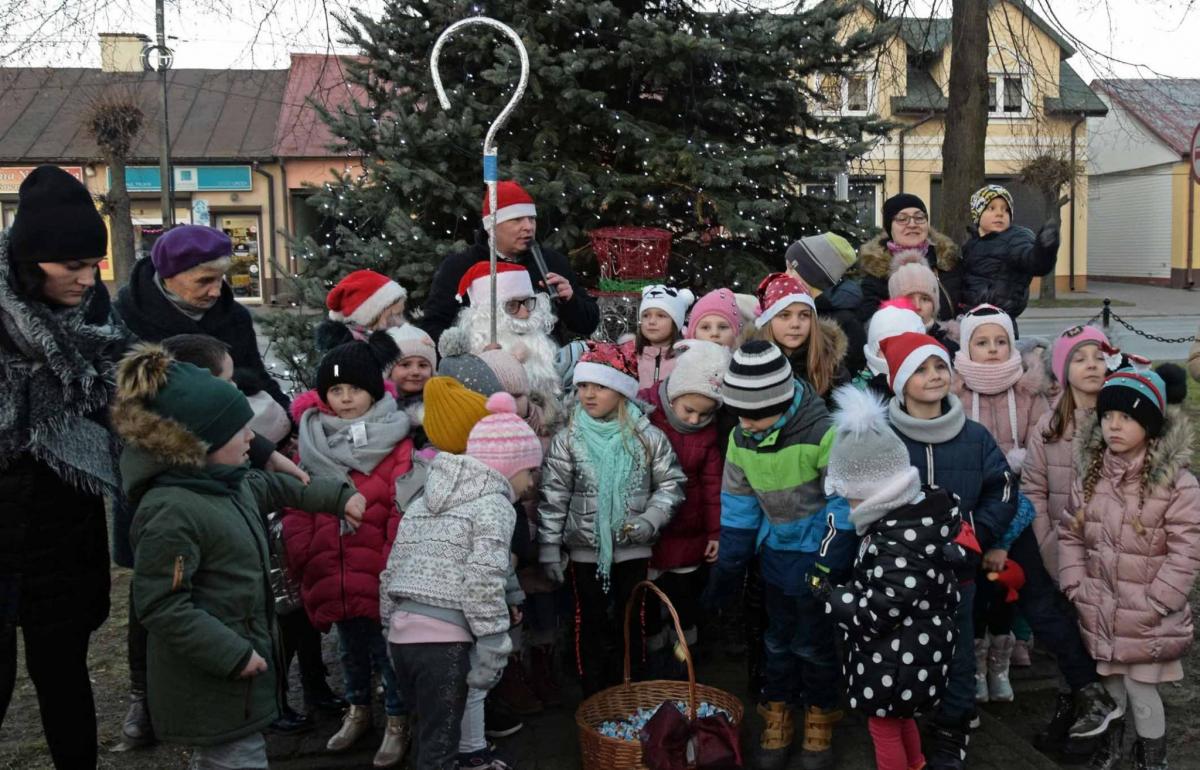 RADOSZYCE. Rozjarzyła się choinka tysiącem lampek