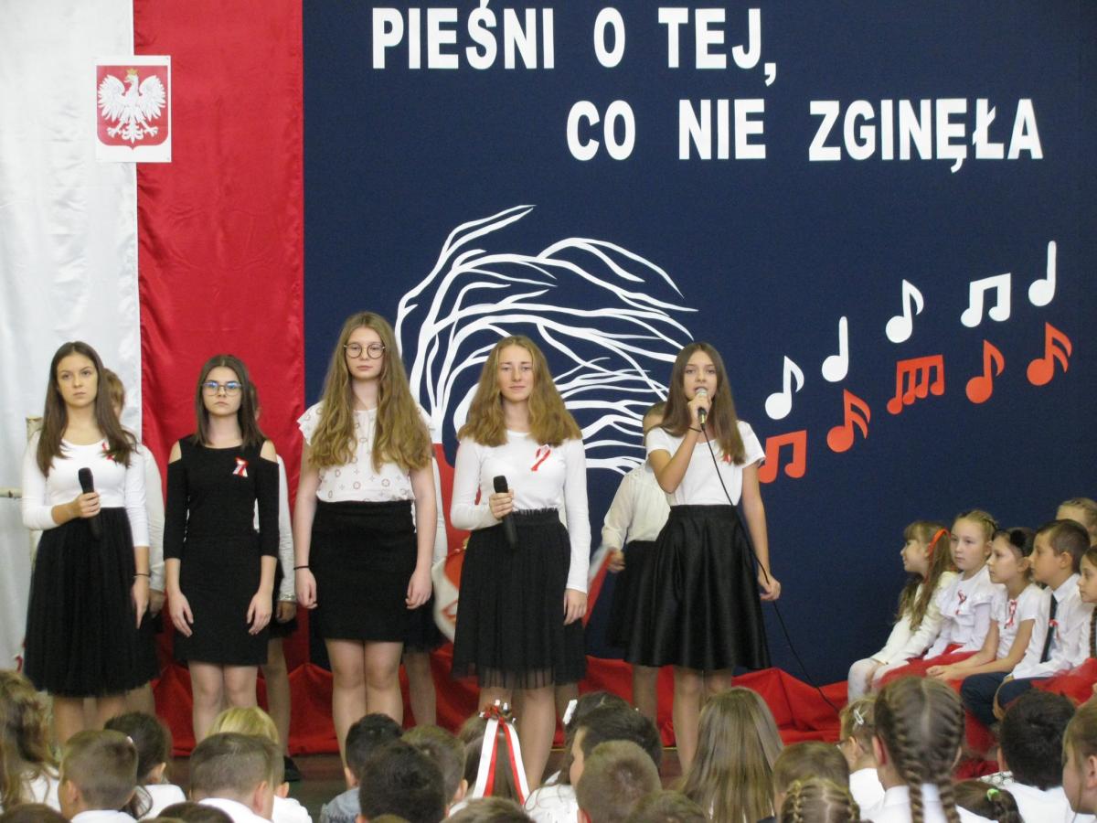 W SP Królewiec śpiewali „Pieśni o Tej, co nie zginęła” [zdjęcia]