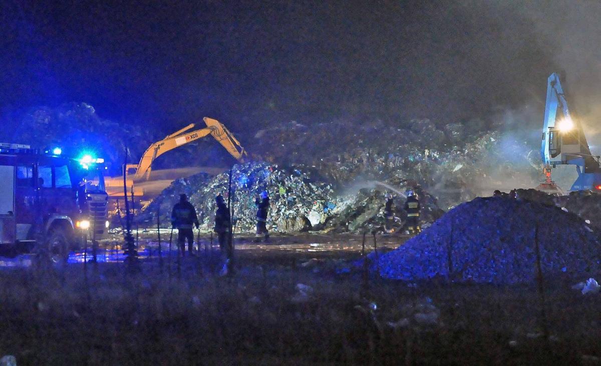Nad hałdą odpadów komunalnych w Fałkowie pojawił się dym