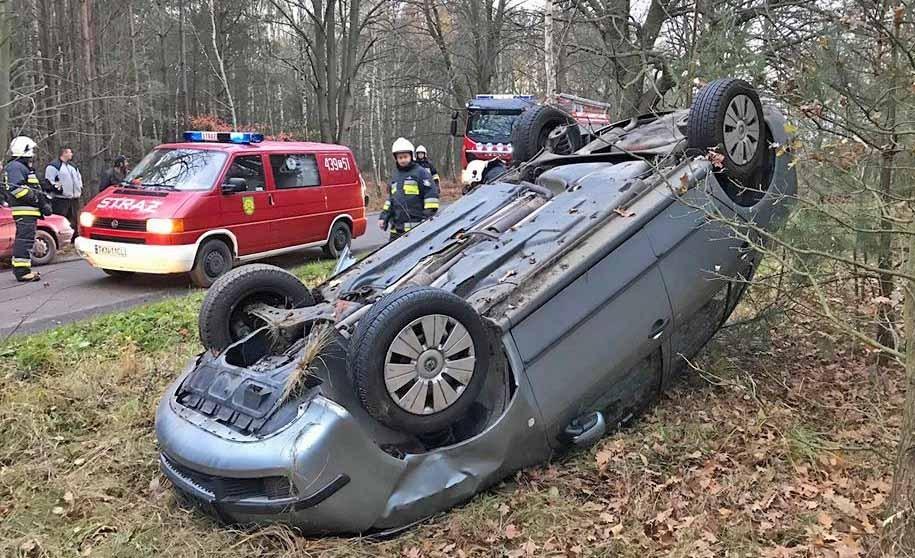 Złapała kołami pobocze i dachowała