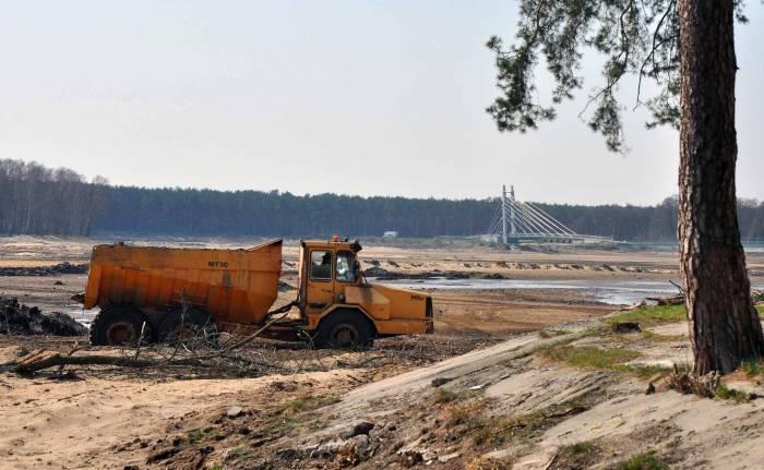 Rozpoczął się drugi etap remontu. Błyszczą kałuże, wije się rzeczka