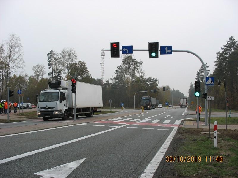 Dla bezpieczeństwa, przed terminem. Sygnalizacje świetlne na skrzyżowaniach z drogą krajową nr 74 już działają