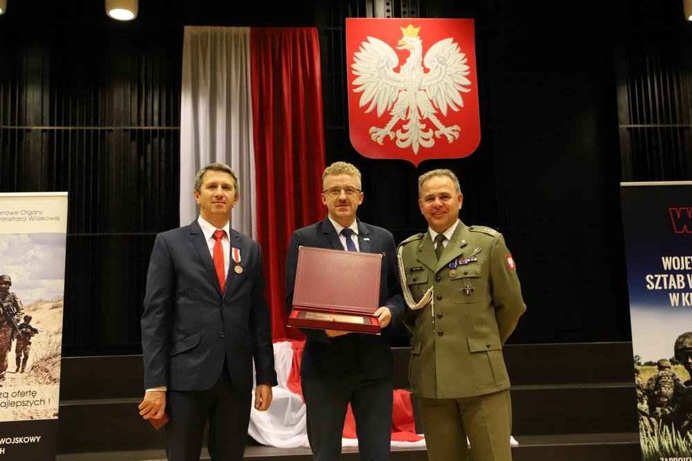 W uznaniu za pracę na rzecz obronności...