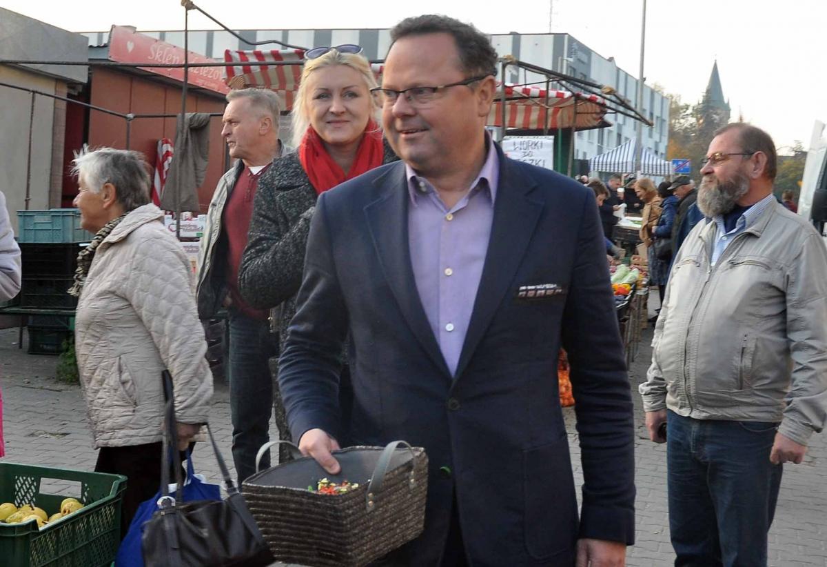 Dziękował częstując cukierkami