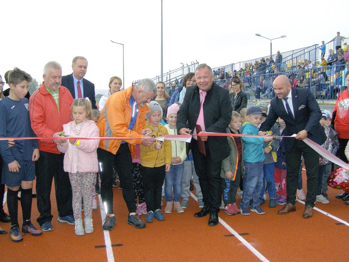Pokazowy trening, nowa bieżnia i walka pod siatką, czyli Gminny Dzień Sportu w Radoszycach [zdjęcia]