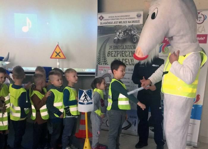 Przedszkolaki u policjantów. Otrzymały odblaski i... lizaki