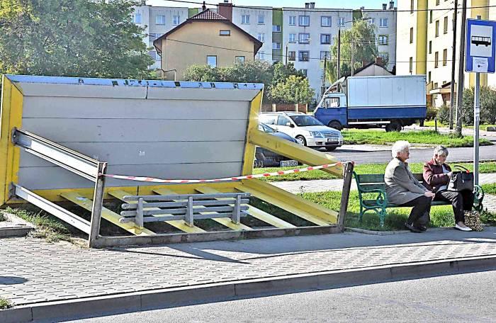 Przewrócony przystanek. Dworzec czeka na busy.