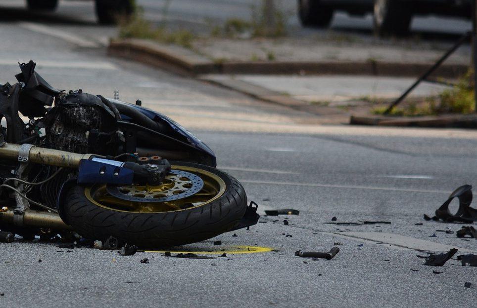 Motocyklista najechał crossem na słup betonowy. Poniósł śmierć na miejscu