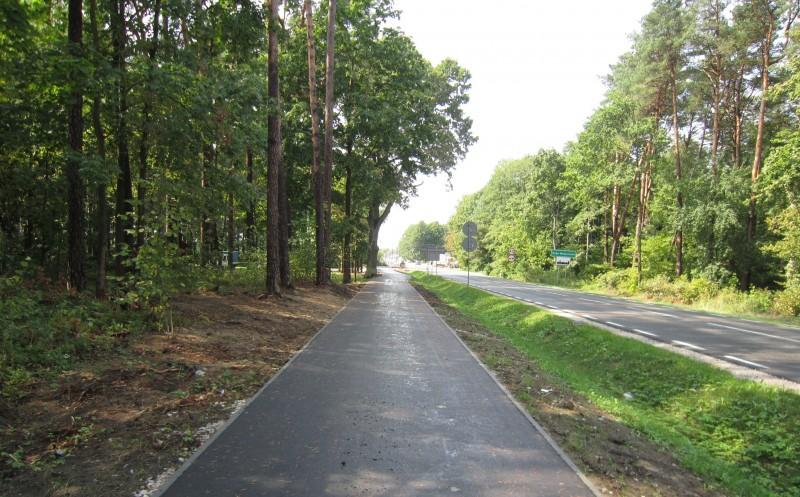 Nawierzchnia na ciągu pieszo-rowerowym w Rudzie Malenieckiej została ułożona
