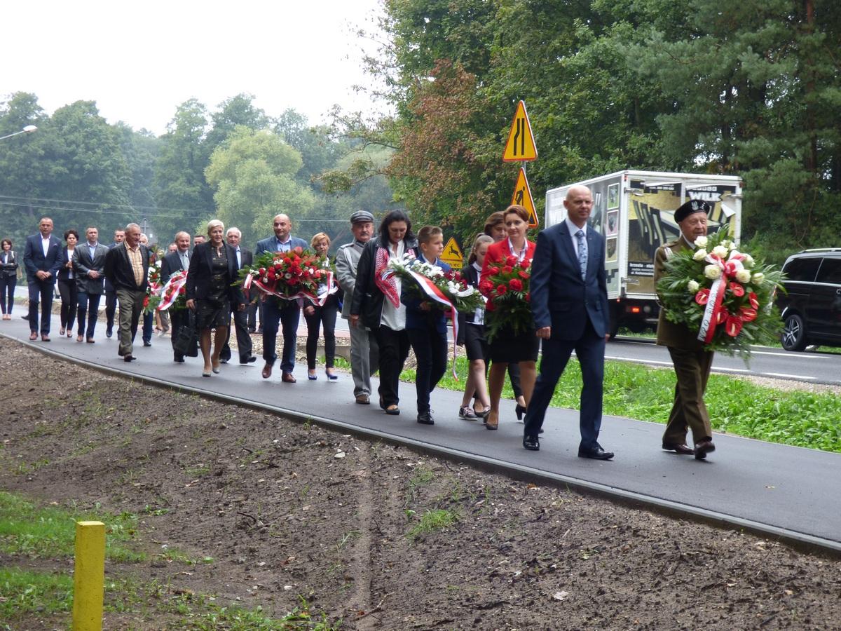 80 lat po walkach w Rudzie Malenieckiej. Ulewny deszcz zmusił organizatorów do zmian w programie uroczystości [zdjęcia]