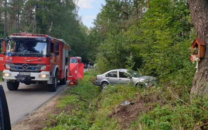 Śmierć kierowcy po zderzeniu z drzewem i dachowaniu auta