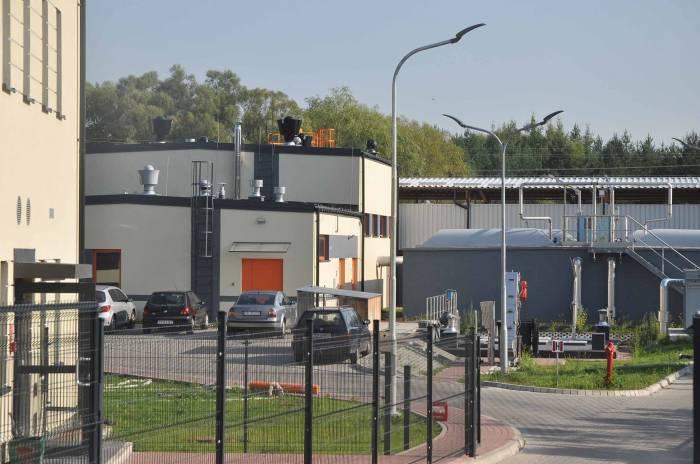 Biologiczne spienione osady z oczyszczalni ścieków wlały się do rzeki Czarnej [zdjęcia]