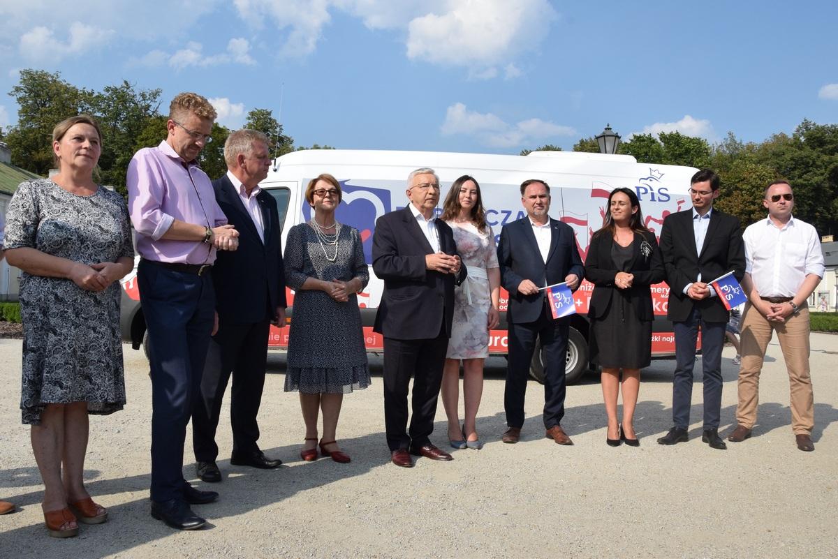 PiS-bus przyjechał do Końskich. Promowali koneckich kandydatów na posłów [zdjęcia]