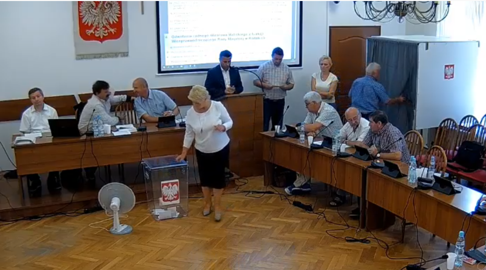 PiS poza koalicją w Radzie Miasta! Zaskakujący układ Samorządnych Ziemi Koneckiej z SLD