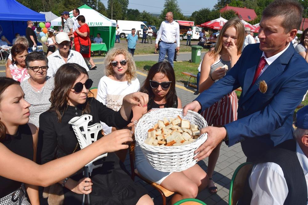 Piękne dożynkowe wieńce, pyszne potrawy i...pieczony baran! Gościem specjalnym był minister Ziobro [zdjęcia]