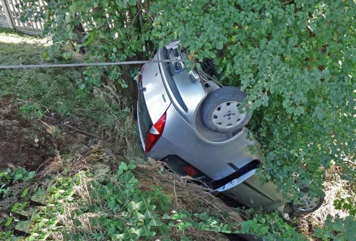 Fiat uderzył w bariery, znak drogowy i dachował na skarpie. W środku auta była mała dziewczynka!