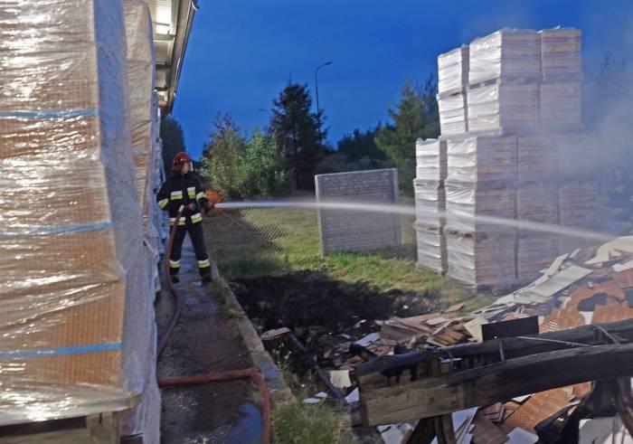 Spłonęło 60 palet z płytkami ceramicznymi. Duże straty!