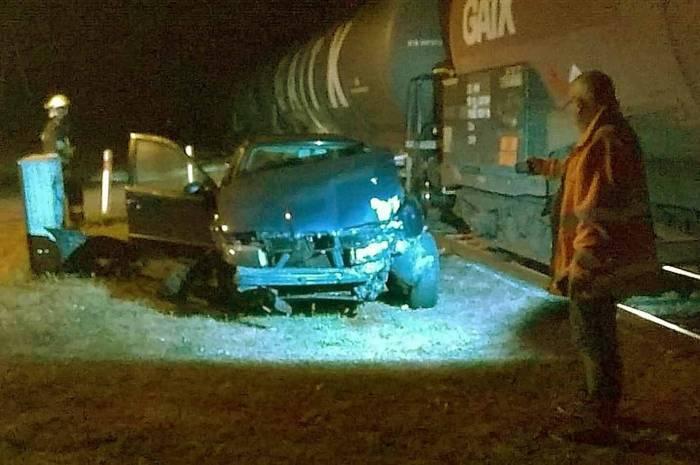 Lokomotywa uderzyła seata na przejeździe kolejowym w Wólce Plebańskiej. Szczegóły nocnego zdarzenia!