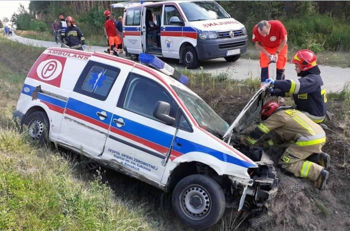 Peugeot zderzył się z karetką, która wiozła pacjentkę