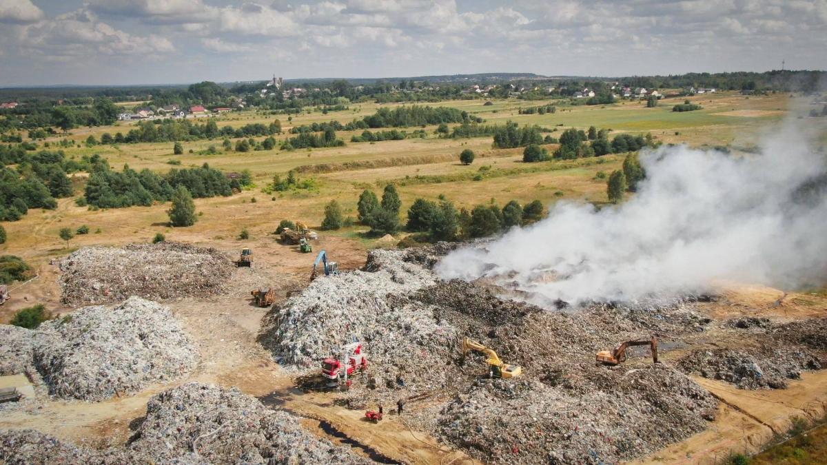 Zobacz jak ugasili płonące składowiska odpadków komunalnych