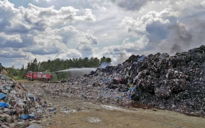 Smog snuje się po okolicy. Kolejny dzień dogaszania składowiska śmieci [zdjęcia]