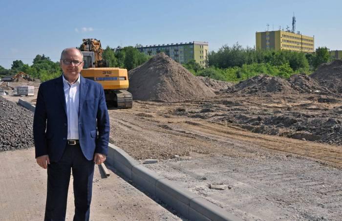 Dojazd do lecznicy z dwóch stron. Tereny przy nowej drodze do zagospodarowania.