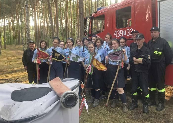 Druhowie strażacy druhnom harcerkom dowożą wodę do obozowiska