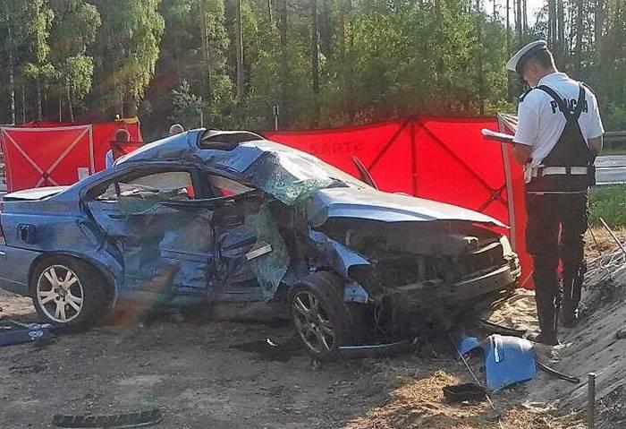 Dwie osoby poniosły śmierć, trzy ranne w zderzeniu trzech samochodów