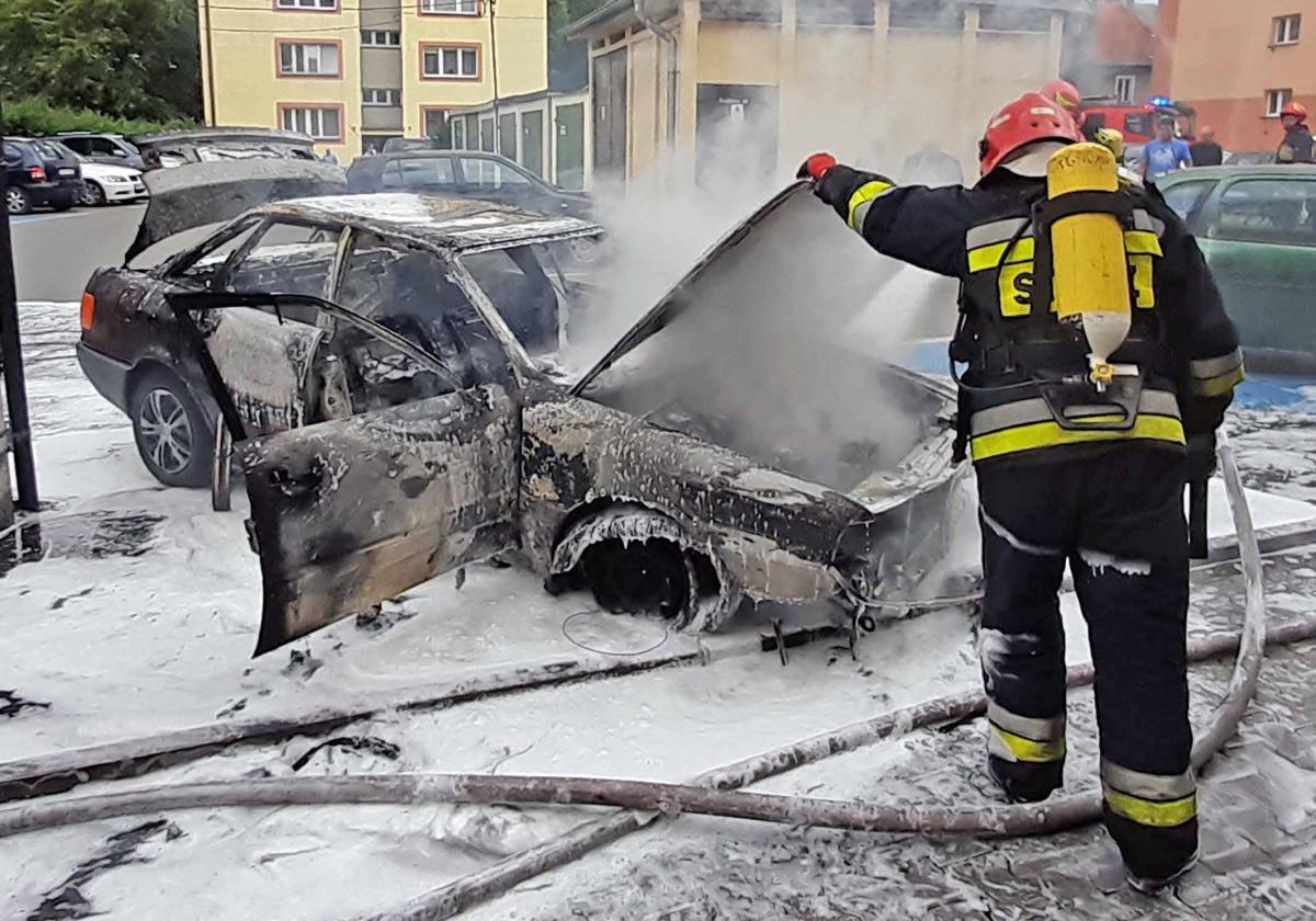 Audi spłonęło do cna na parkingu przed blokiem! [zdjęcia]