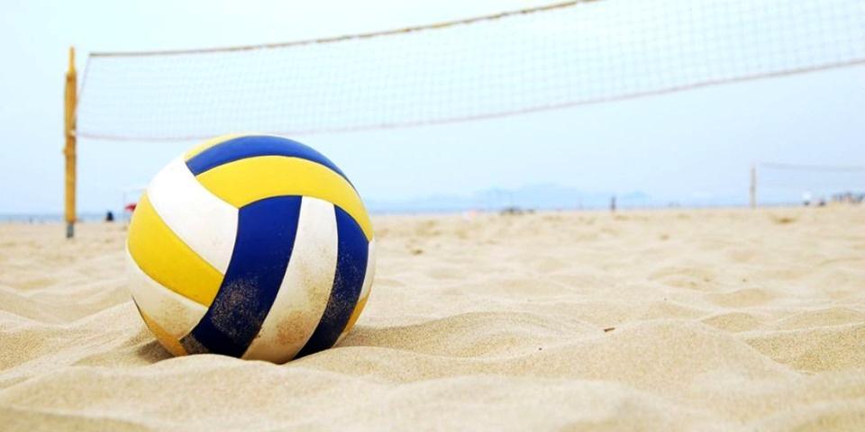 Zagraj w siatkówkę na plaży w Sielpi