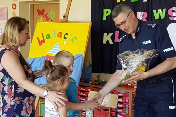 Komendant policji gościł u przedszkolaków