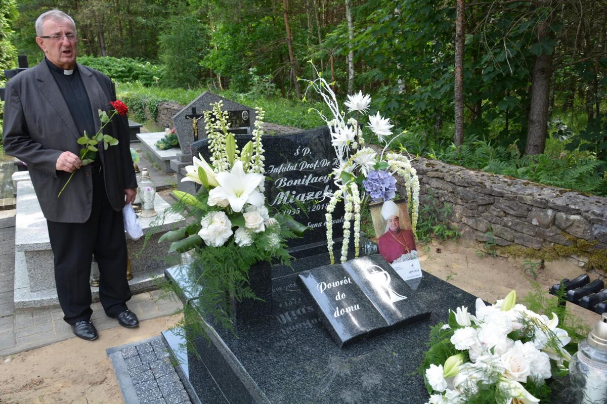 Uroczystości 60. rocznicę święceń ś.p. ks. infułata Bonifacego Miązka. W Ruskim Brodzie poświęcono grobowiec kapłana