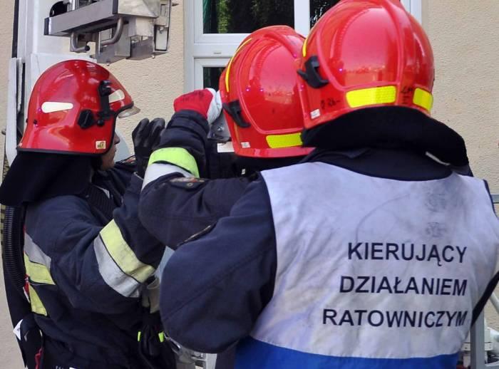 Ruszyli na pomoc mężczyźnie, który zasłabł i nie mógł otworzyć drzwi swojego mieszkania
