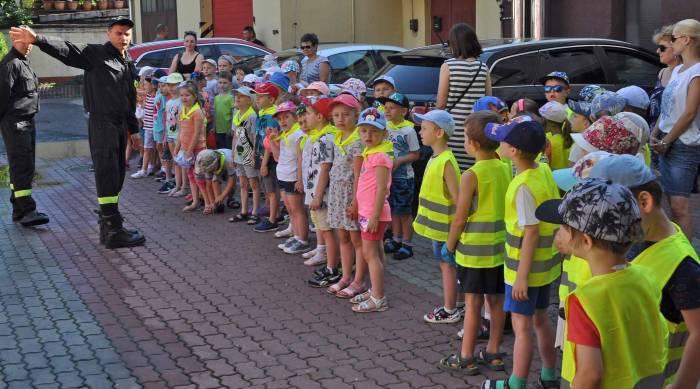 Przedszkolaki na lekcji u koneckich strażaków